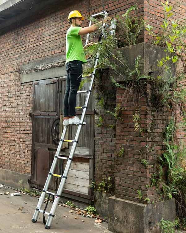 One-Side-Telescopic-Aluminum-Ladder-review-1